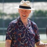 Bill Clinton - Im Blumenshirt & kurzer Hose: So leger zeigt sich der Ex-Präsident