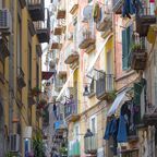 Typische italienische Straße mit Balkonen