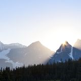 Touristen kommen vor allem wegen der atemberaubenden Panoramas in die Rocky Mountains.