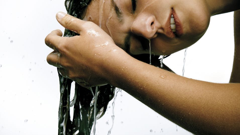 Warum wir Shampoo jetzt kopfüber aus unseren Haaren waschen