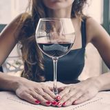 Frau mit einem Glas Rotwein