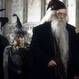 Maggie Smith als Professor Minerva McGonagall, Miriam Margolyes als Professor Pomona Sprout, Richard Harris als Professor Albus Dumbledore und Alan Rickman als Severus Snape.