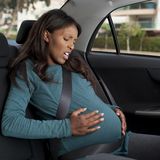 Spektakuläre Auto-Geburt - Frau bringt Baby auf dem Weg zur Arbeit zu Welt – und steht dann noch im Stau