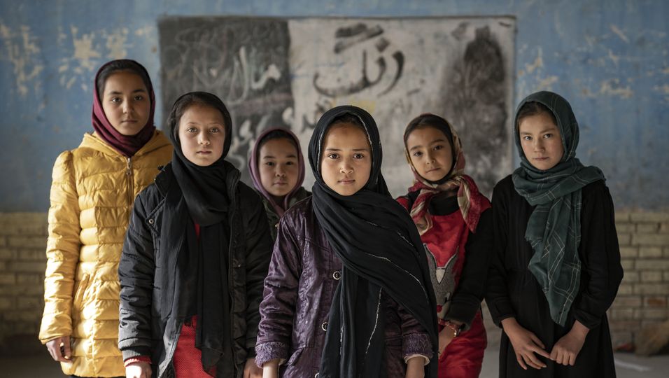 Afghanische Schülerinnen stehen für ein Foto in einem Klassenzimmer. Mädchen und Frauen in Afghanistan dürfen nach Einschätzung eines Experten der EU auch im neuen Schuljahr nicht an die Schulen und Universitäten des Landes zurückkehren.