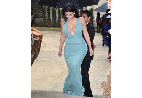Heißa, die Hupen! Kim Kardashian liebt tiefe Dekolletés, vergisst aber auch gerne, dass ihre Brüste überdimensional groß sind.