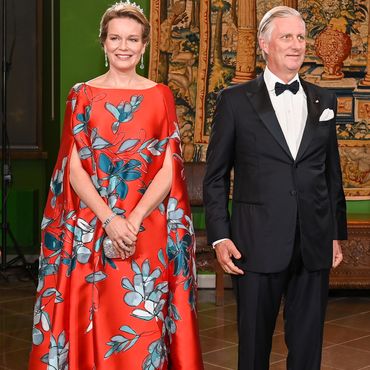 Mathilde von Belgien - Zum Staatsdinner greift sie bei ihrem Kleid ausnahmsweise in den Farbtop