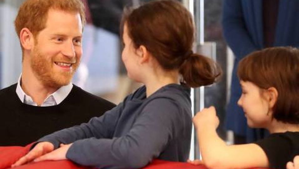 Fürsorglich: Prinz Harry versorgt Kinder in Jugendzentrum
