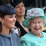 Herzogin Kate und Queen Elizabeth II. bei einer Veranstaltung im Juni 2012 in Nottingham
