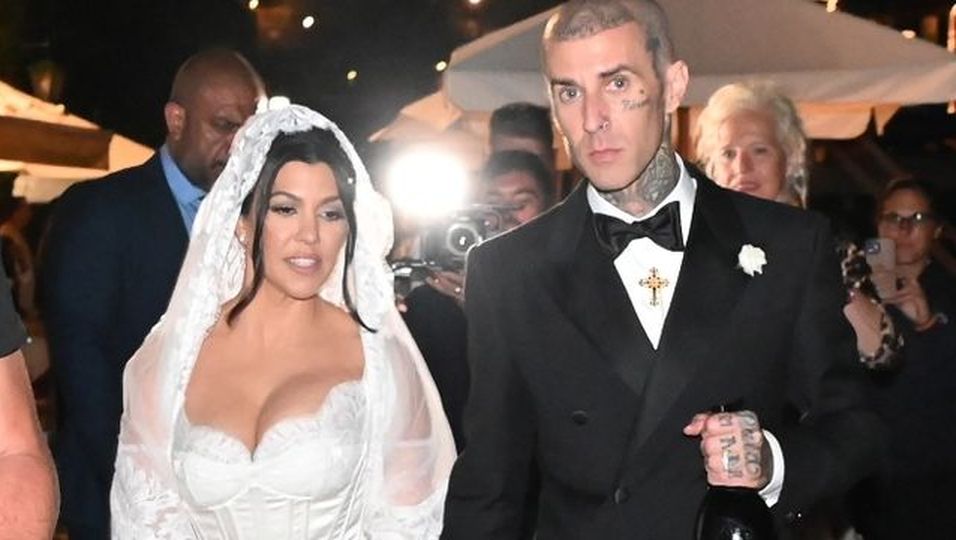 Traumhochzeit in Italien: Die Braut trug einen extravaganten Schleier zum Mini-Kleid