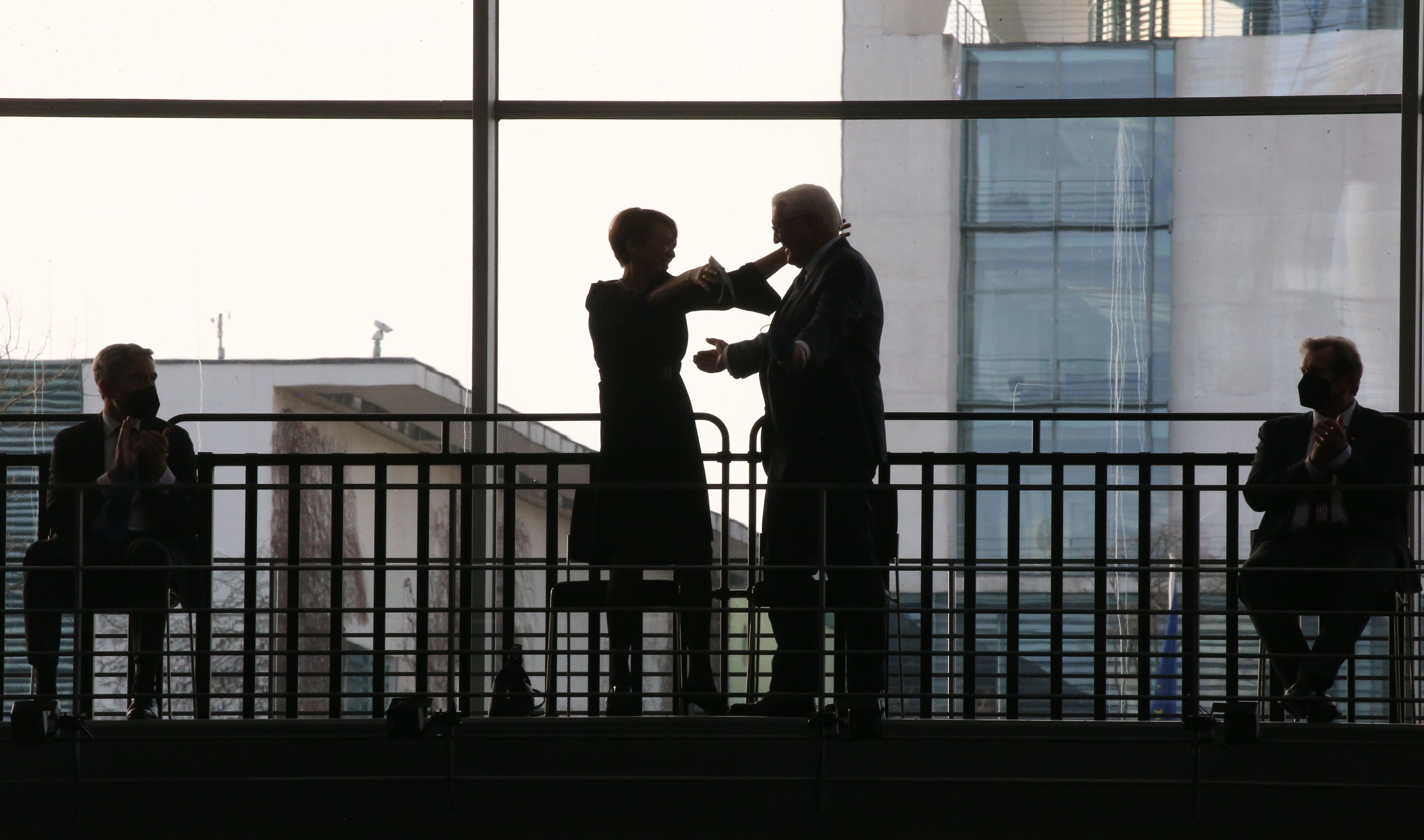 Frank-Walter Steinmeier umarmt seine Frau