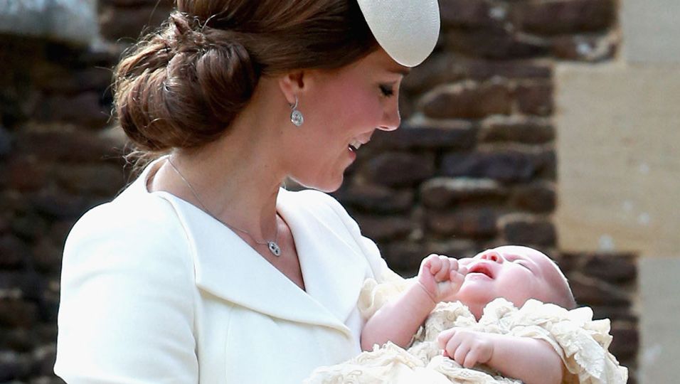 Herzogin Kate in einem weißen Blazer, Prinzessin Charlotte in einem weißen Kleid.
