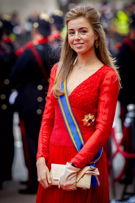 Hier hat die Royal eine ganz andere Ausstrahlung. Das knallrote Kleid hebt ihre Jugendlichkeit hervor und lässt sie selbstbewusst wirken.