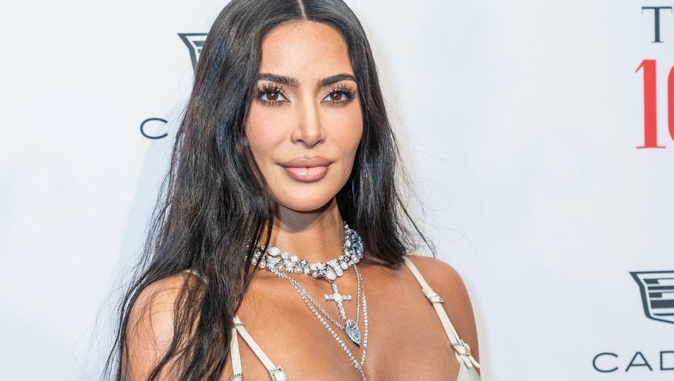 Raspelkurze Haare: Kim Kardashian ist kaum wiederzuerkennen
