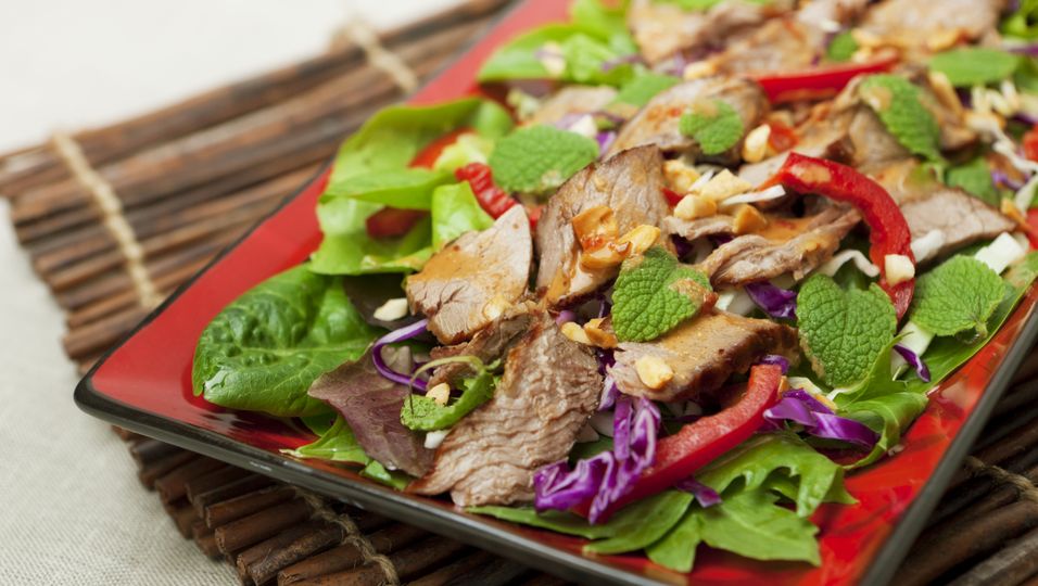 Paleo-Salat | Saftiger Rindfleischsalat mit Nüssen