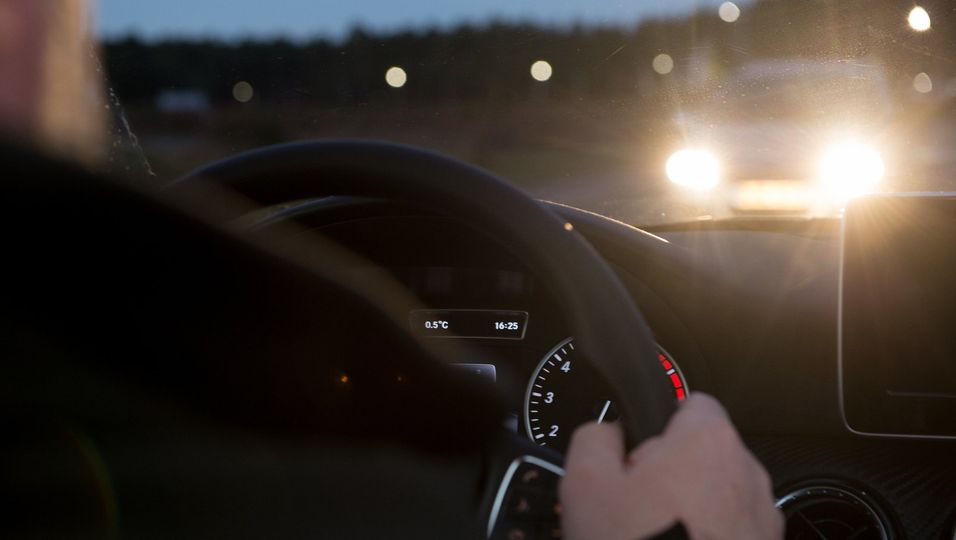 Saubere Scheiben verringern die Blendgefahr beim Fahren in der Dunkelheit.