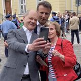 Olaf Scholz & Emmanuel Macron - Beim Selfie-Spaß mit einer Französin: Hier wirken sie herrlich normal 