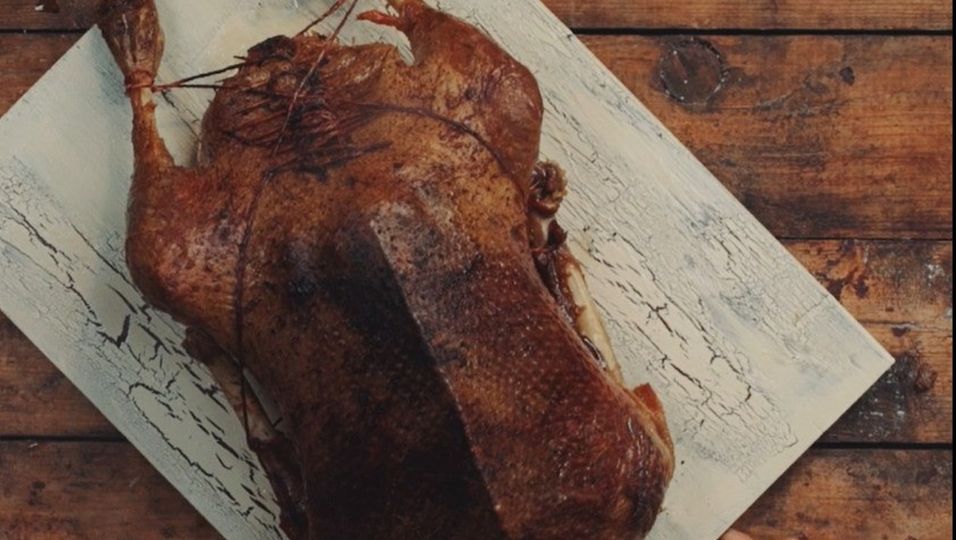 Weihnachtsgans mit Maronen-Apfel-Füllung: Mit diesem Rezept gelingt dir ...