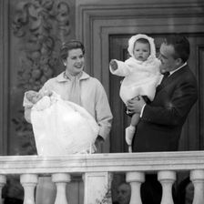 1985 präsentierten Fürst Rainier und Fürstin Gracia Patricia mit Töchterchen Caroline ihrem Volk den kleinen Albert.