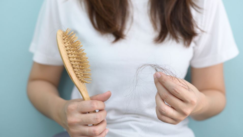 Frisuren, die zu Haarausfall führen können