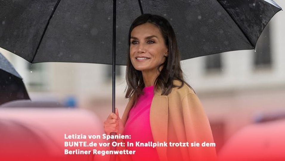 BUNTE.de vor Ort: In Knallpink trotzt sie dem Berliner Regenwetter 