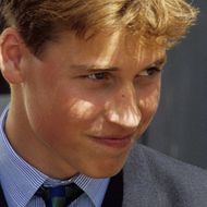Prinz William - Kleine Neckerei an Weihnachten 1994 – doch er schaut nur nach seiner Frisur