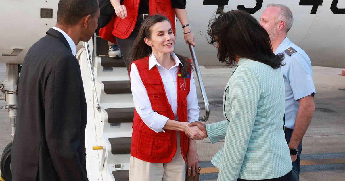 Überraschend kostspielig Letizia von Spanien kombiniert Barfußschuhe & 2.000-Euro-Ohrringe