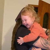 Kleines Mädchen hat herzzerreißende Reaktion auf Wiedersehen mit ihrem Vater