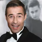 "Wer weiß denn sowas"-Star Kai Pflaume: Verträumter Blick & coole Pose: So sah er mit 22 Jahren aus