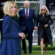 Jill Biden: Inspiriert von Brigitte Macron? Mit ihrem Look zeigt sie viel Bein  
