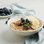 Haferporridge mit Banane, Blaubeeren und Zimt