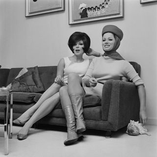 Joan Collins mit ihrer Schwester Jackie Collins 1966