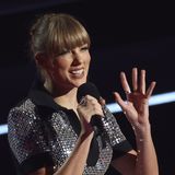 Taylor Swift freut sich über eine Auszeichnung bei der Verleihung der MTV Europe Music Awards in Düsseldorf.