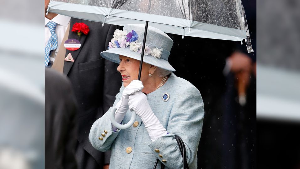 Queen Elizabeth: Skurrile Eigenheit: Niemand durfte ihren Regenschirm halten