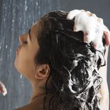 Unter 6 Euro: Dieses Drogerie-Shampoo macht Luxus-Pflege Konkurrenz