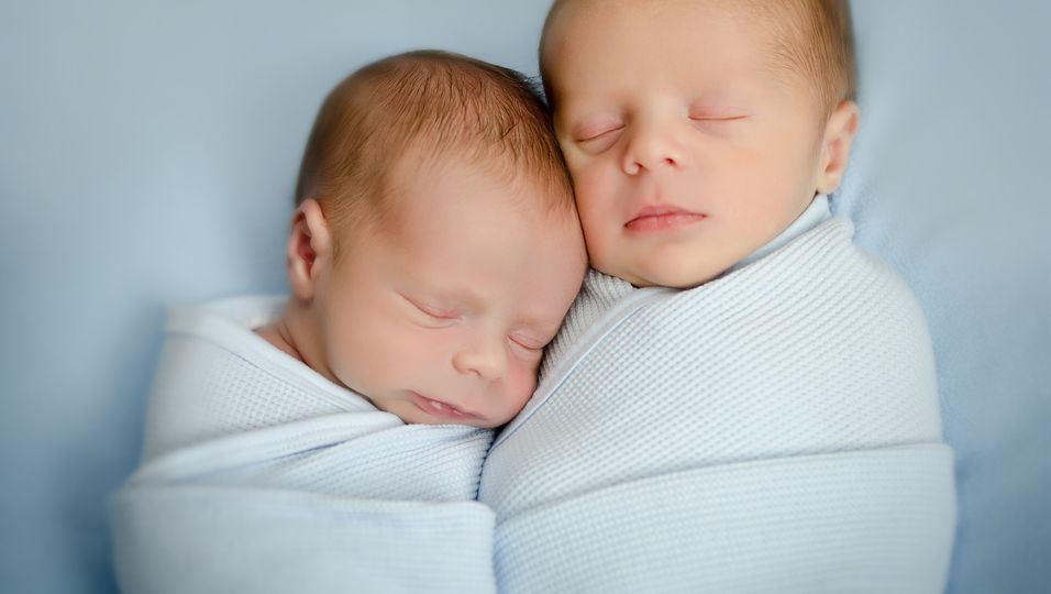 Doppeltes und ganz besonderes Familienglück: Eineiige Zwillinge bringen am selben Tag Söhne zur Welt - beide gleich schwer und gleich groß