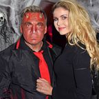 Yvonne Woelke & Peter Klein - Gruselig mal zwei: Im Halloween-Partnerlook auf dem roten Teppich
