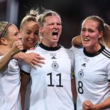 Alexandra Popp und ihre Mitspielerinnen jubeln nach dem entscheidenden 2:1-Treffer.