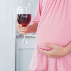 Schwangere mit Weinglas