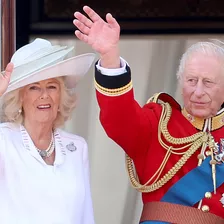 Königin Camilla und König Charles winken bei der "Trooping the Colour" 2025 vom Balkon
