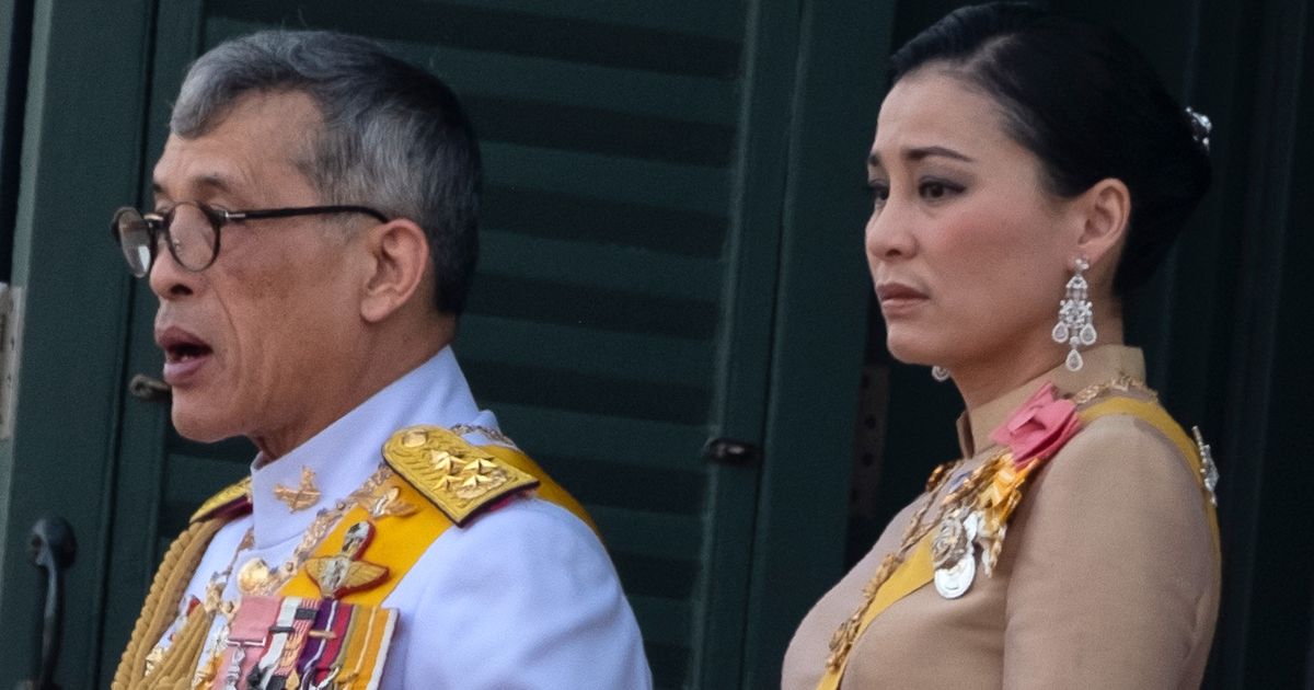 Rama X. von Thailand Wie angestrengt ist das Lächeln seiner Frau