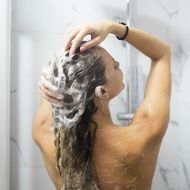 Unter 8 Euro: Ein Drogerie-Shampoo ist DIE Geheimwaffe für feines Haar