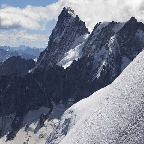Point Walker, der höchste Gipfel des Grandes Jorasses, bietet eine unvergleichliche Aussicht über das weltbekannte Mont-Blanc-Massiv.