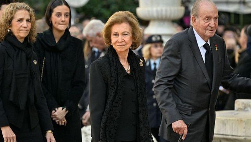 Seite an Seite mit Frau Sofia bei Beerdigung – und sie schenken sich sogar ein Lächeln