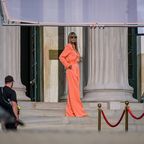 Heidi Klum: Hier kannst du ihren GNTM-Look in der Trendfarbe Orange günstig nachshoppen