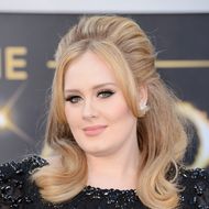 Adele in einem schwarzen Kleid.