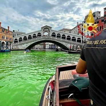In Venedig: Warum der berühmte Canal Grande plötzlich grün leuchtete
