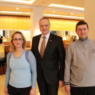Das Gewinner-Ehepaar Dorothee Thiele und Thomas Winger mit Hotel-Direktor Carsten Colmorgen