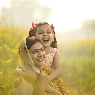 Indische Mutter mit Tochter