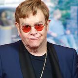 Elton John: Nach mehreren Krankheiten – er muss zum Jubiläumsauftritt im Rollstuhl geschoben werden
