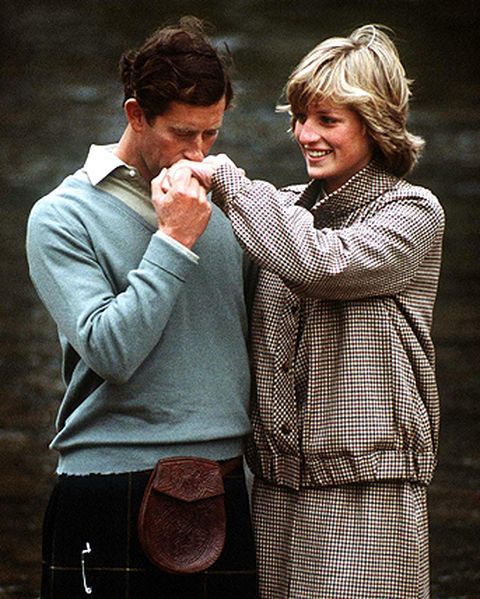 Charles und Diana flittern vor den Fotografen – doch Prinz Charles liebt schon damals angeblich Camilla Parker-Bowles. 